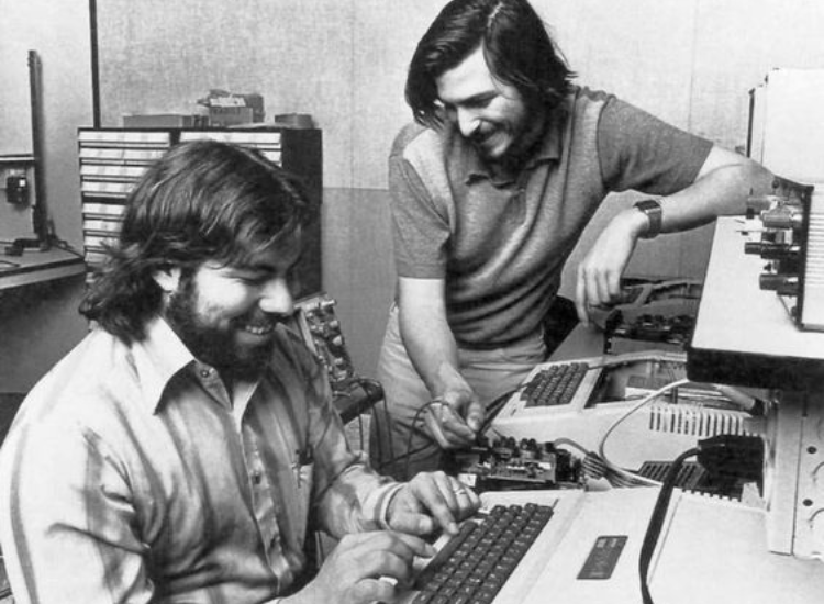 Steve Wozniak fue un compañero entrañable de Steve Jobs y más que eso los inventores de una nueva era electrónica de computadoras y celulares. La alianza y la amistad entre ambos fue sólida y de mucho cariño hasta la muerte de Jobs el 5 de octubre de 2011.