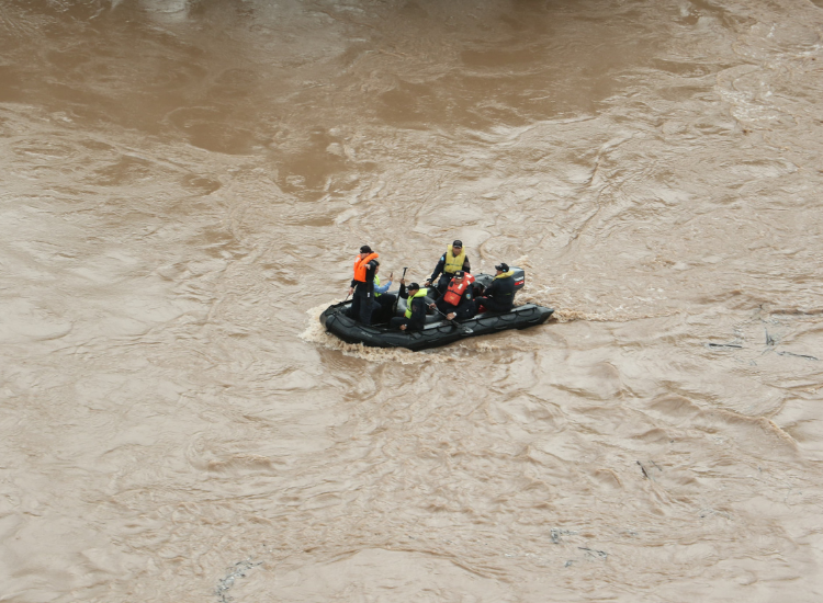 Las fuertes lluvias han dejado según la Secretaría de Gestión de Riesgos a más de 37 mil personas afectadas y que deben esperar a que pasen las inundaciones en albergues para poder volver a sus viviendas. El reporte cierra en 4 muertos y dos desaparecidos hasta el 30 de octubre.